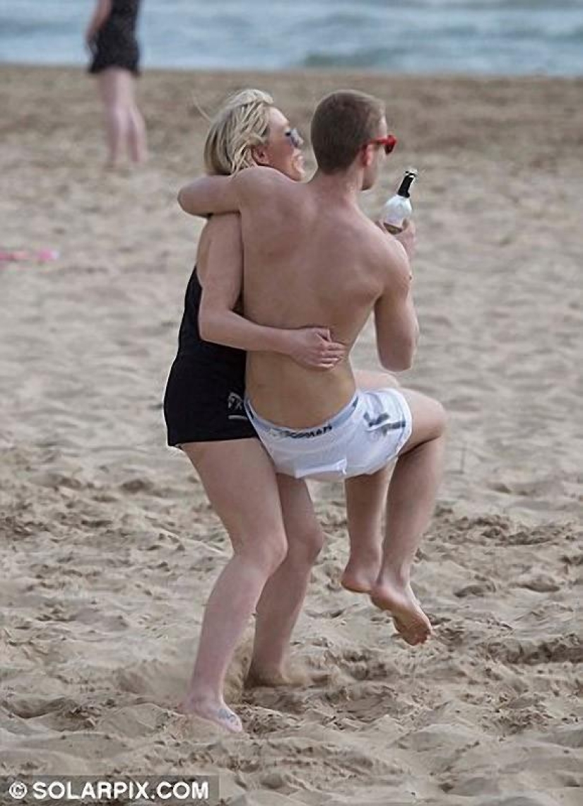 Mar, sol y… ¡demasiada sangría! Estudiantes británicos se relajan en Saloufest