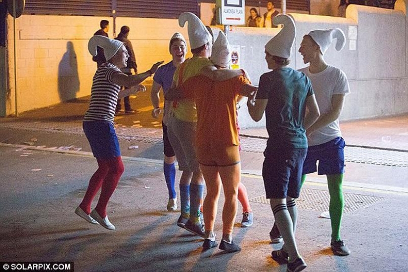 Mar, sol y… ¡demasiada sangría! Estudiantes británicos se relajan en Saloufest