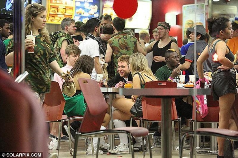 Mar, sol y… ¡demasiada sangría! Estudiantes británicos se relajan en Saloufest