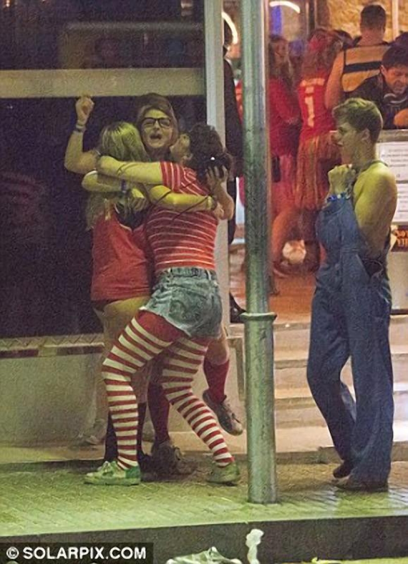 Mar, sol y… ¡demasiada sangría! Estudiantes británicos se relajan en Saloufest