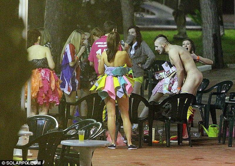 Mar, sol y… ¡demasiada sangría! Estudiantes británicos se relajan en Saloufest