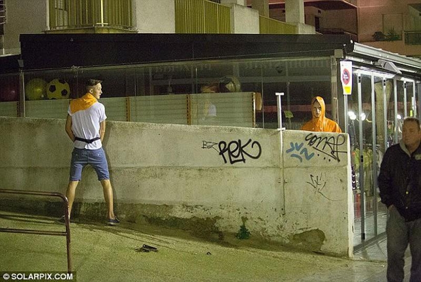 Mar, sol y… ¡demasiada sangría! Estudiantes británicos se relajan en Saloufest