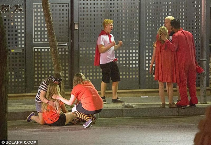 Mar, sol y… ¡demasiada sangría! Estudiantes británicos se relajan en Saloufest