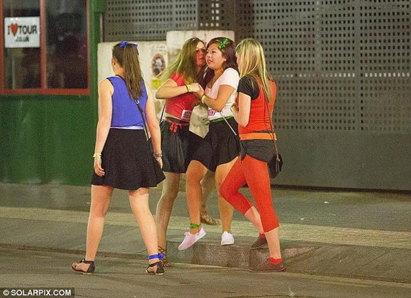 Mar, sol y… ¡demasiada sangría! Estudiantes británicos se relajan en Saloufest