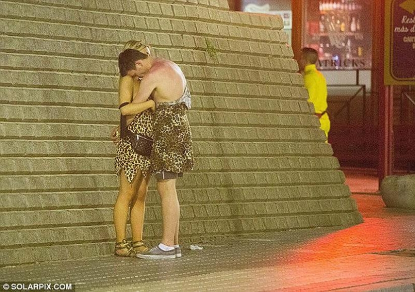 Mar, sol y… ¡demasiada sangría! Estudiantes británicos se relajan en Saloufest