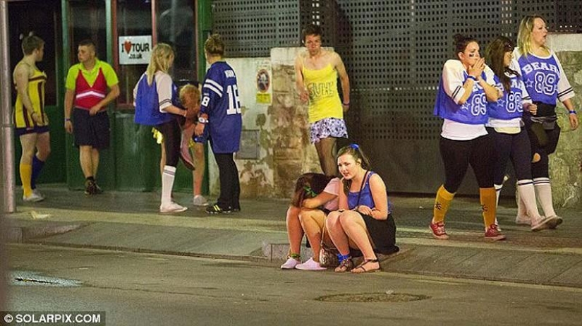 Mar, sol y… ¡demasiada sangría! Estudiantes británicos se relajan en Saloufest