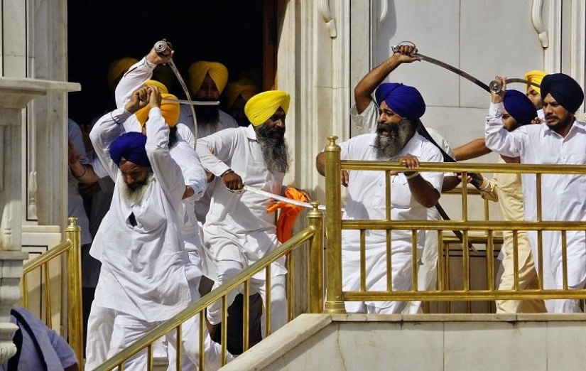 Massacre with swords in the Golden Temple Massacre with swords in the Golden Temple