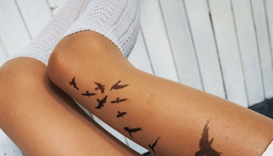 "Medias-tatuajes" crean la ilusión de tatuajes en las piernas
