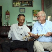 Médico estadounidense devuelve brazo amputado a hombre vietnamita hace medio siglo