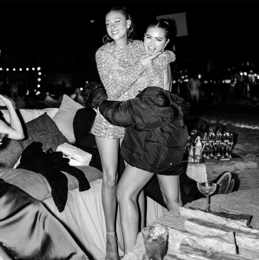 Mejores amigas para siempre: Selena Gomez y Nicola Peltz celebraron el Año Nuevo con los mismos vestidos y tatuajes a juego