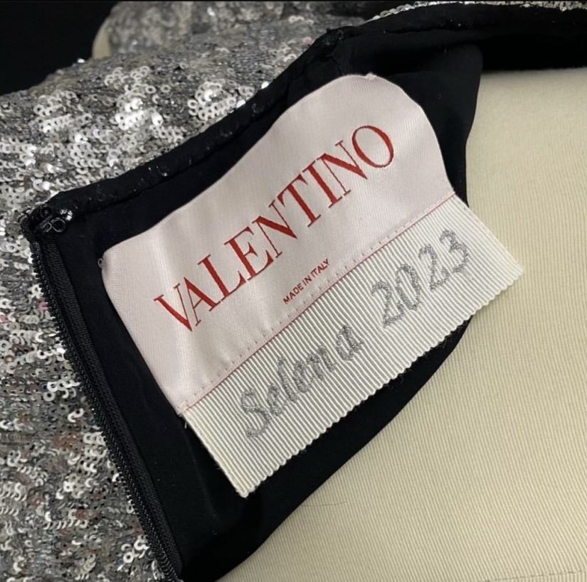 Mejores amigas para siempre: Selena Gomez y Nicola Peltz celebraron el Año Nuevo con los mismos vestidos y tatuajes a juego