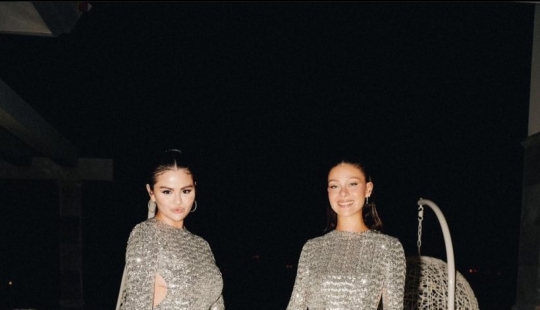 Mejores amigas para siempre: Selena Gomez y Nicola Peltz celebraron el Año Nuevo con los mismos vestidos y tatuajes a juego