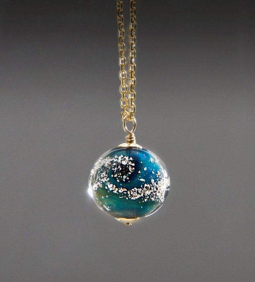 Memoria eterna: el artista crea cuentas conmemorativas a partir de las cenizas de los muertos Memoria eterna: el artista crea cuentas conmemorativas a partir de las cenizas de los muertos