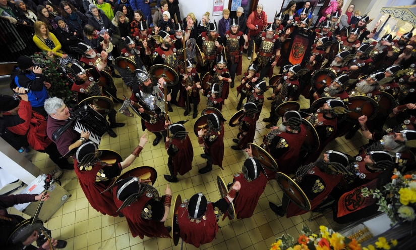 Miles de escoceses entran en el paraíso escandinavo Miles de escoceses entran en el paraíso escandinavo