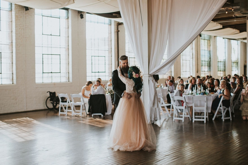 Miracles happen: the paralyzed bride got up and walked to the altar, touching the groom and guests to tears Miracles happen: the paralyzed bride got up and walked to the altar, touching the groom and guests to tears