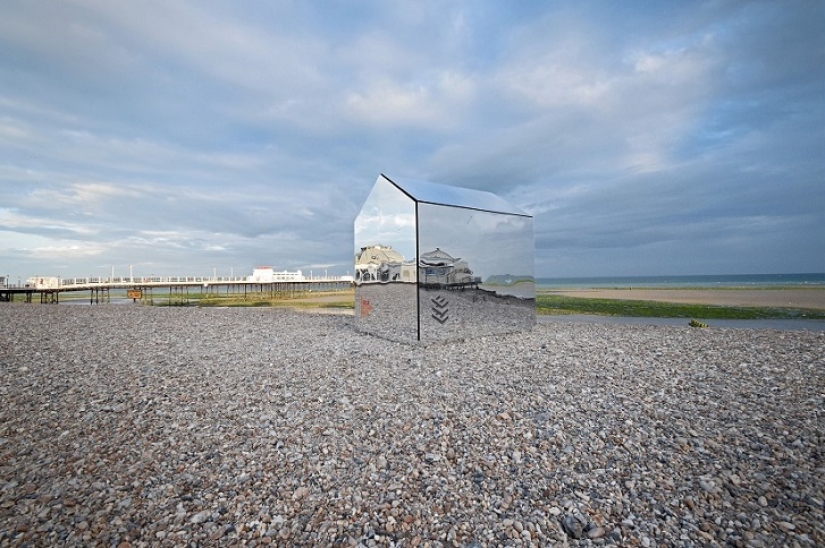 Mirror hut on the beach