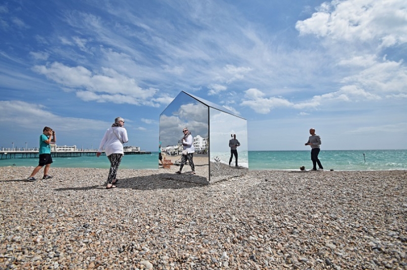 Mirror hut on the beach