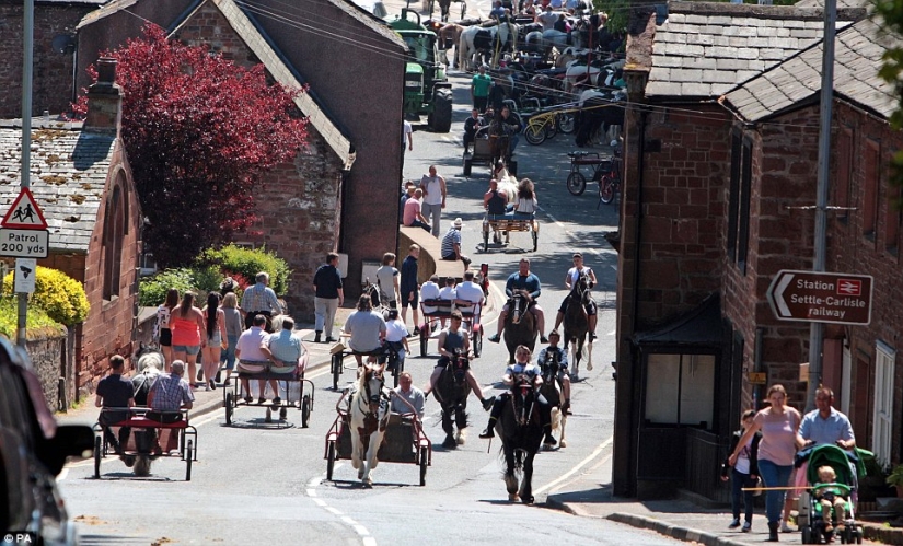 Mixed up in a bunch of horses, people: what thousands of gypsies are doing at the Appleby Horse Fair