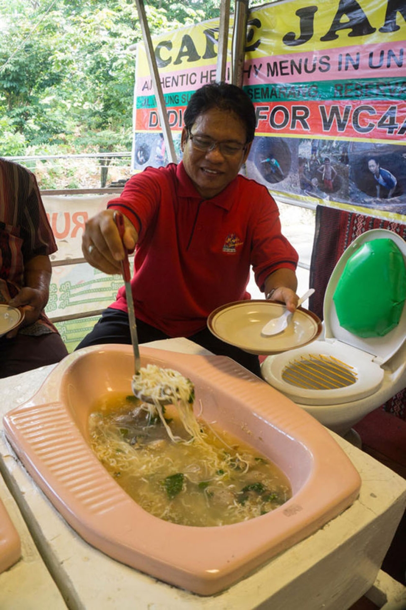 Mmm, que rico! El restaurante indonesio sirve fideos de inodoros del tipo " inodoro