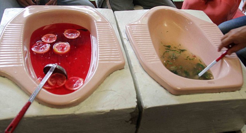 Mmm, what a yummy! The Indonesian restaurant serves noodles from toilets of the "toilet" type