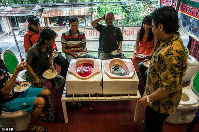 Mmm, what a yummy! The Indonesian restaurant serves noodles from toilets of the "toilet" type