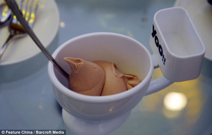 Mmm, what a yummy! The Indonesian restaurant serves noodles from toilets of the "toilet" type