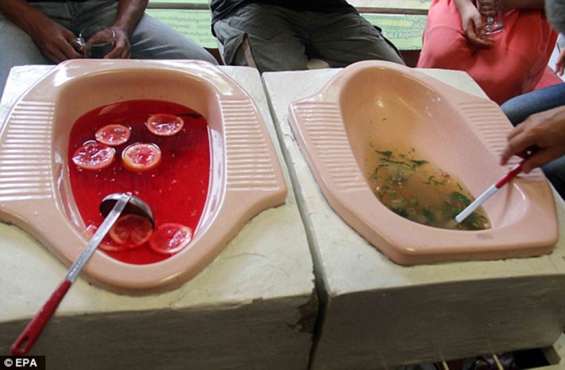 Mmm, what a yummy! The Indonesian restaurant serves noodles from toilets of the "toilet" type