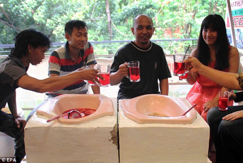 Mmm, what a yummy! The Indonesian restaurant serves noodles from toilets of the "toilet" type