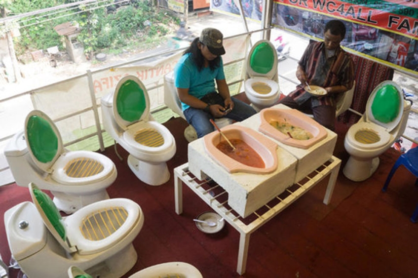 Mmm, what a yummy! The Indonesian restaurant serves noodles from toilets of the "toilet" type