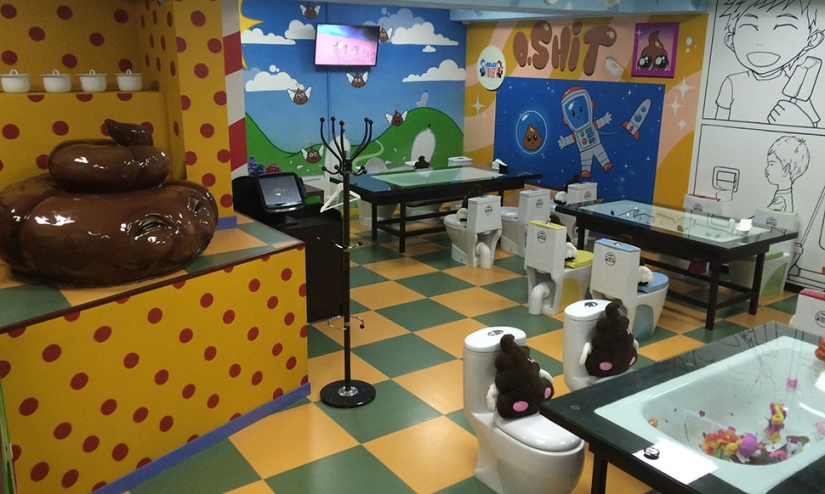 Mmm, what a yummy! The Indonesian restaurant serves noodles from toilets of the "toilet" type