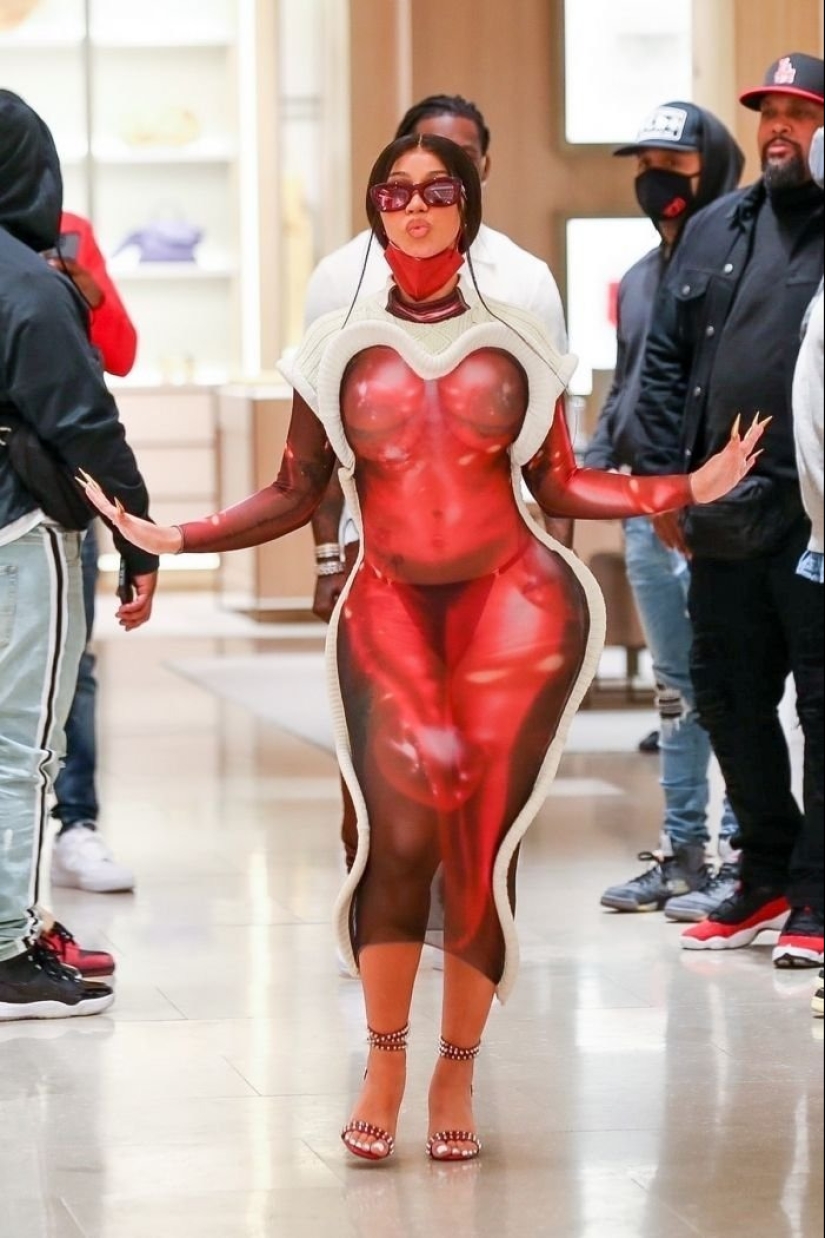 Moda sin complejos: outfits de celebrities estelares al borde de la decencia