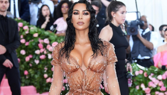 Moda sin complejos: outfits de celebrities estelares al borde de la decencia