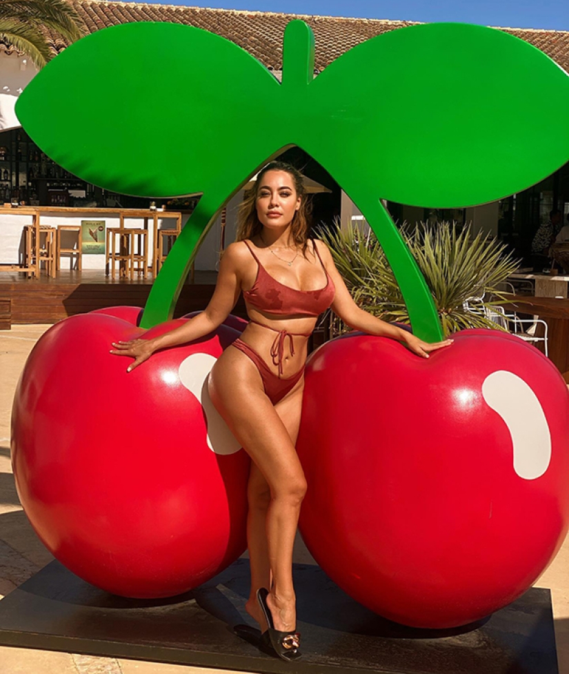 Model with OnlyFans promised the players to go with them on the bus “naked tour” Model with OnlyFans promised the players to go with them on the bus “naked tour”