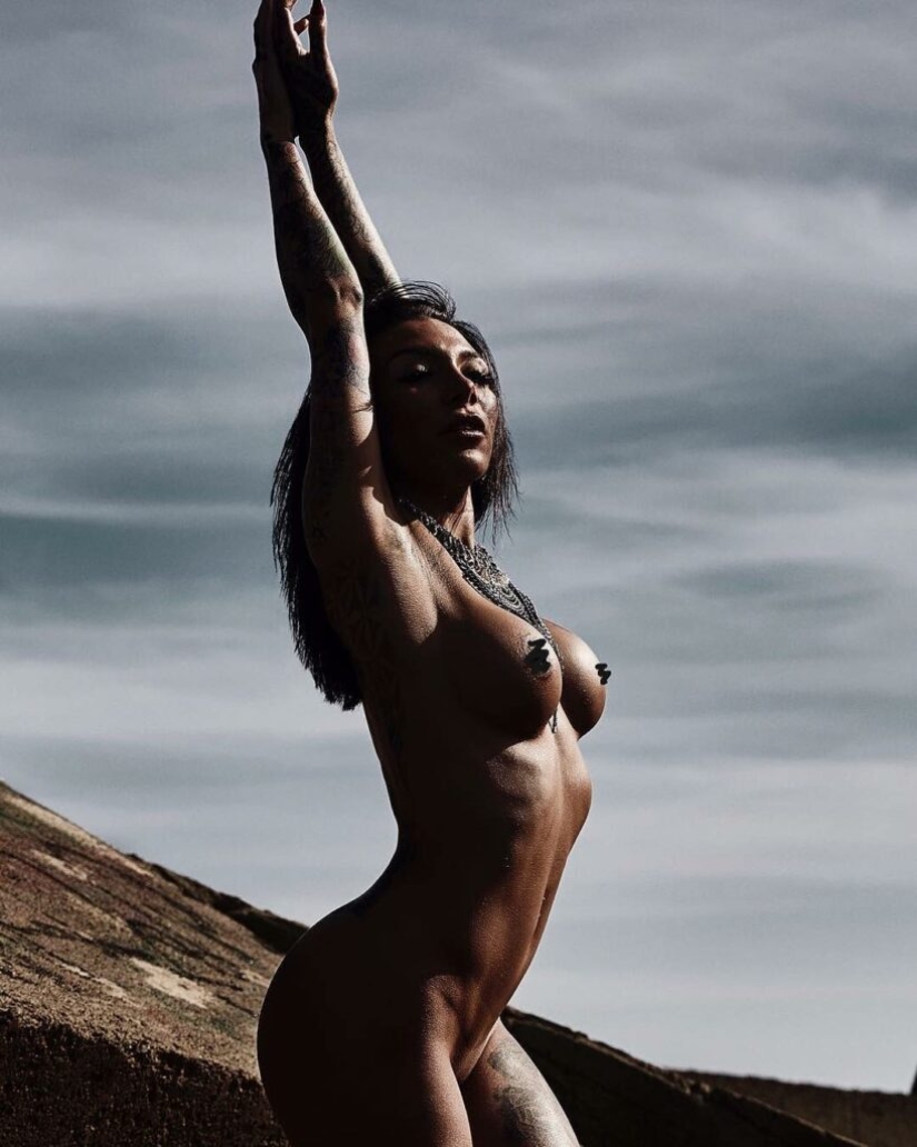 Modelo de tatuaje española caliente Paula Gonzalez