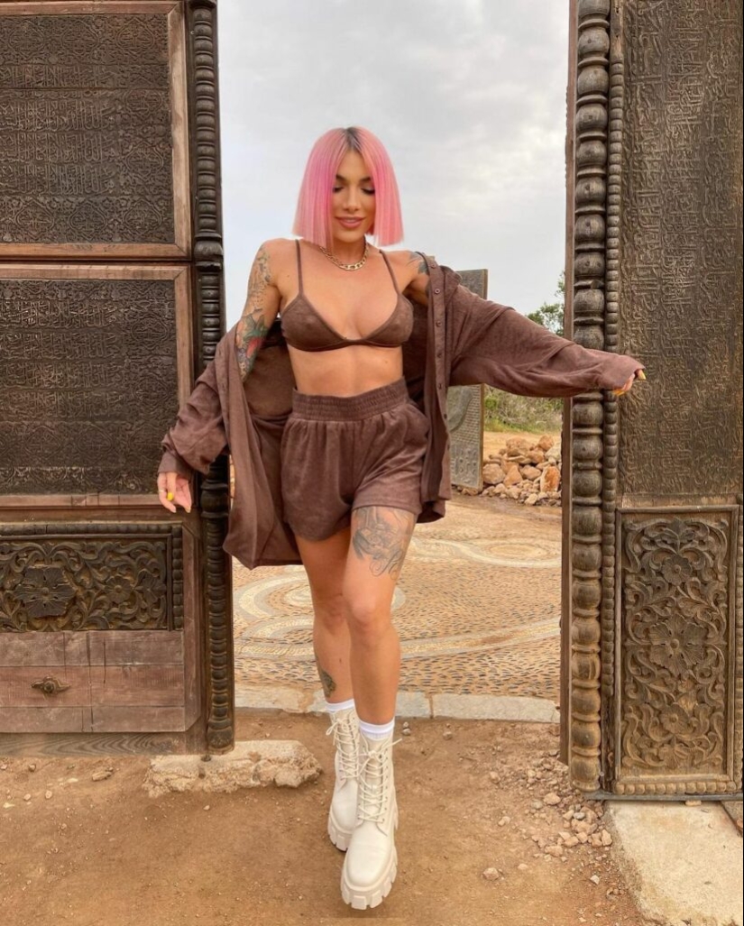 Modelo de tatuaje española caliente Paula Gonzalez