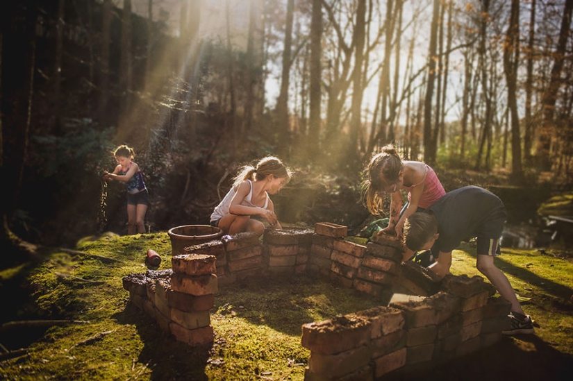 Mom takes pictures of her fearless daughters