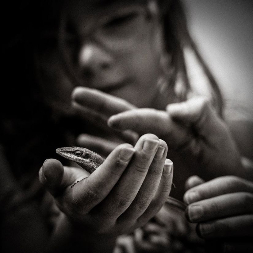 Mom takes pictures of her fearless daughters
