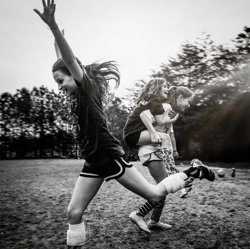 Mom takes pictures of her fearless daughters