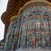 Monasterios en Rumania, donde los frescos asombrosos no están adentro, sino afuera