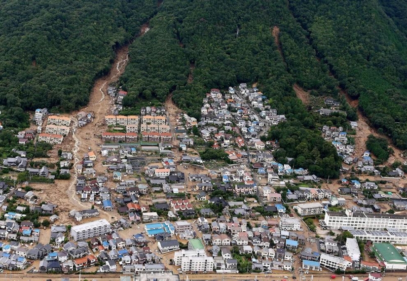 Mortales deslizamientos de tierra golpean Japón