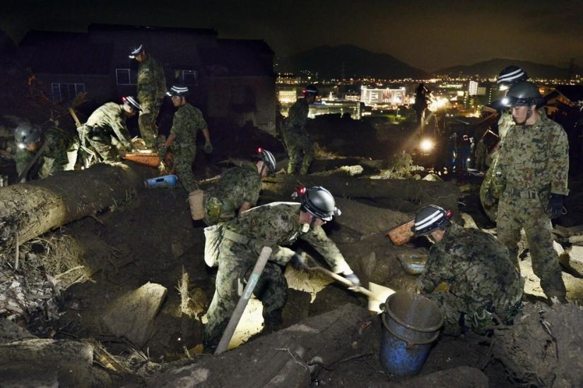 Mortales deslizamientos de tierra golpean Japón