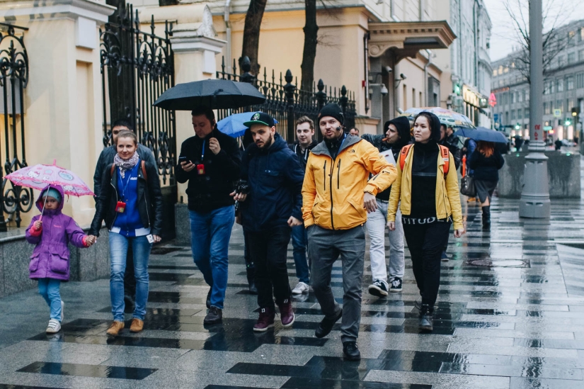 Moscow under a degree: the center of the capital through the glass of a beer bottle