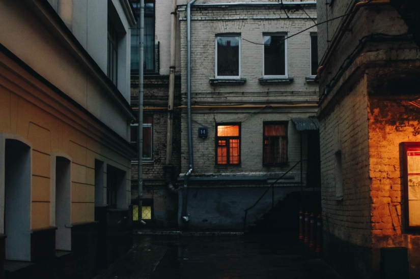 Moscow under a degree: the center of the capital through the glass of a beer bottle