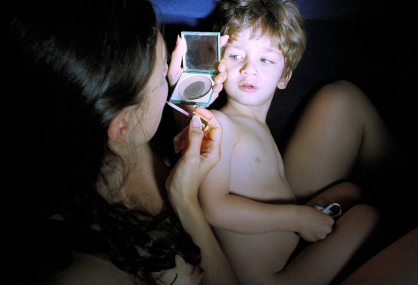 Motherhood through the lens of Elinor Carucci Motherhood through the lens of Elinor Carucci
