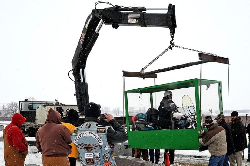 Motociclista enterrado montando una Harley Motociclista enterrado montando una Harley