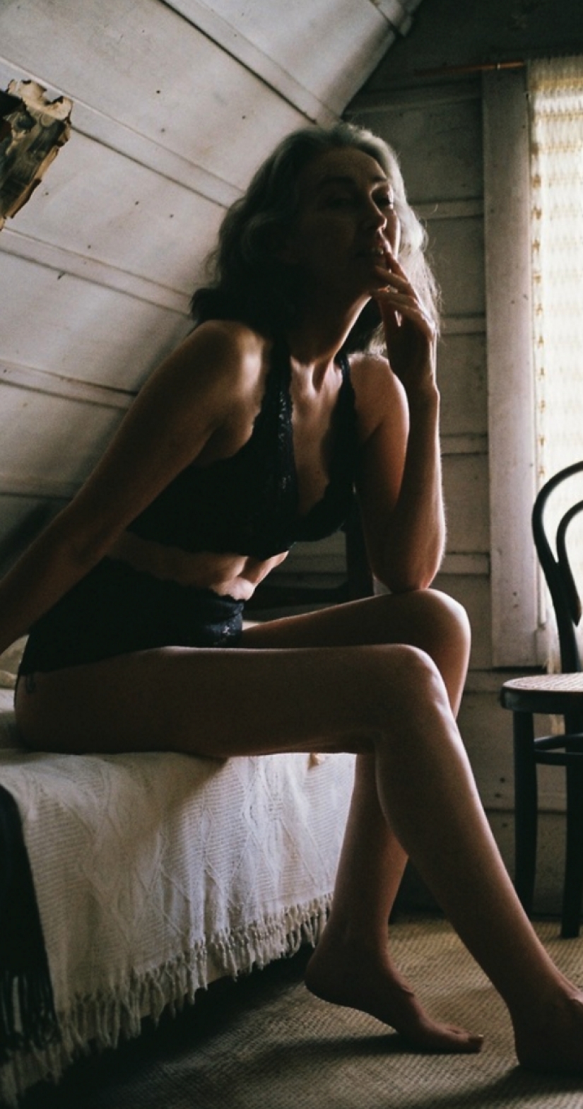 Move over, young people! The 57-year-old model showed excellent forms in an advertisement for New Zealand underwear