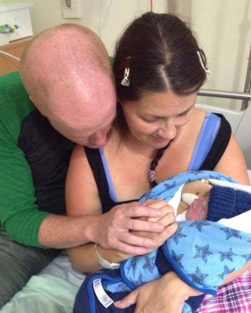 Mujer británica de 32 años se despidió de su hijo muerto durante 15 días Mujer británica de 32 años se despidió de su hijo muerto durante 15 días