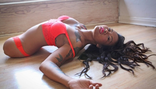 Mujer estadounidense nacida sin piernas se convierte en modelo de lencería