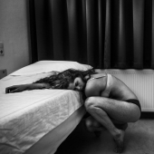 Mujer holandesa hospitalizada con depresión documenta su experiencia en sorprendentes autorretratos