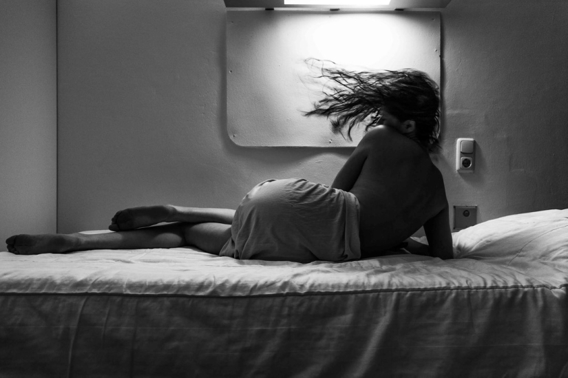 Mujer holandesa hospitalizada con depresión documenta su experiencia en sorprendentes autorretratos